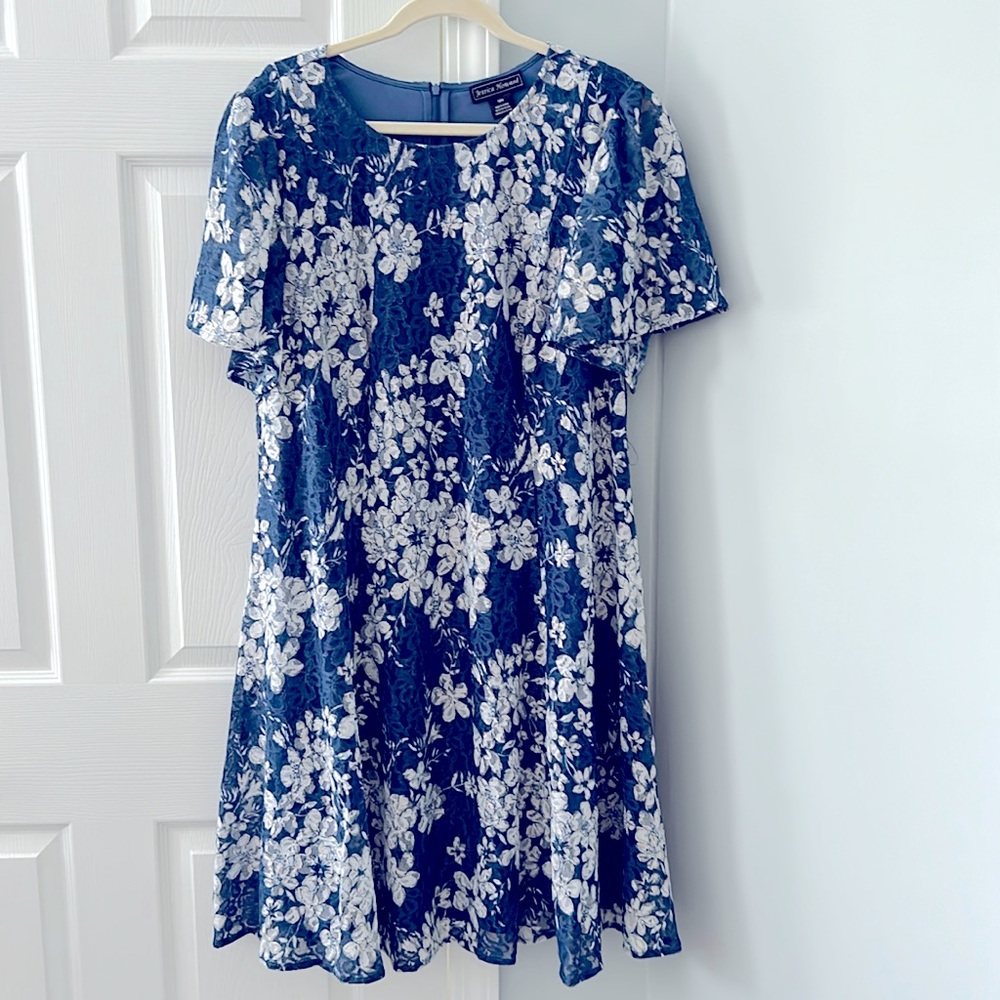 Jessica Howard woman’s plus Dusty blue, white and touches of gold flowered dress